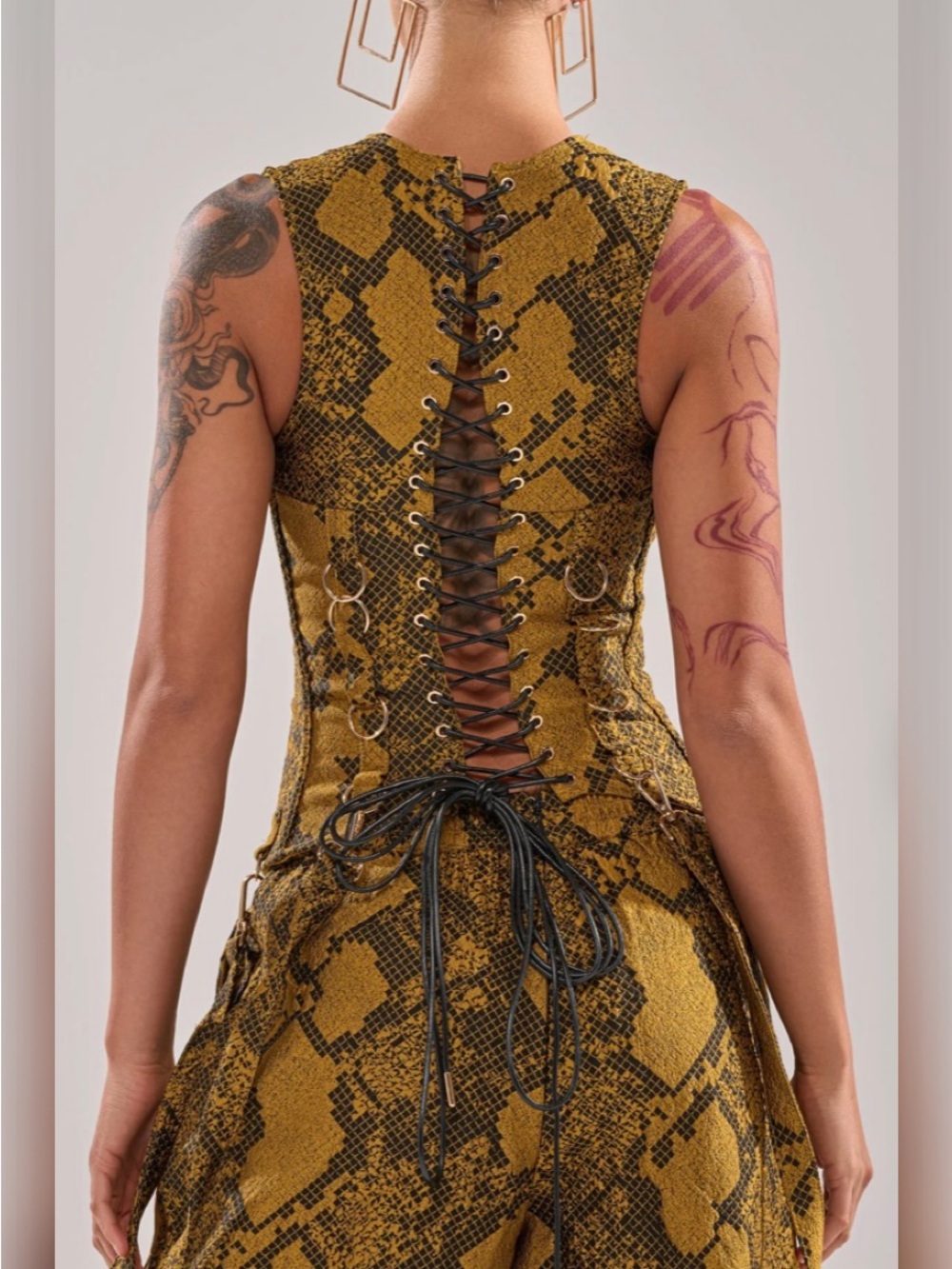 AKIRA Mustard Snake-Print Sleeveless Zip-Front Corset - Picture 4 of 5